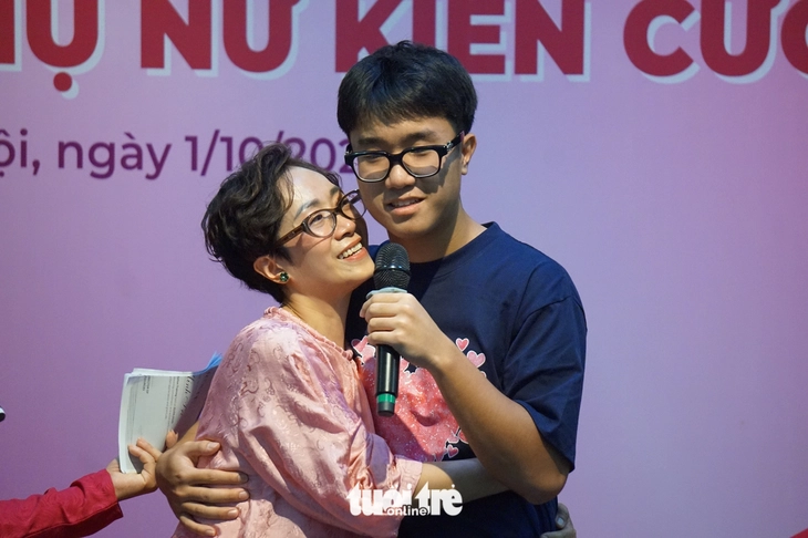 Ca sĩ Hồng Nhung và gần 60 ‘phụ nữ kiên cường’ gửi lời cảm ơn ung thư - Ảnh 4.