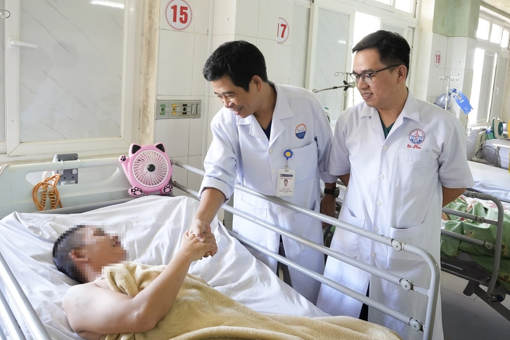 Cứu sống bệnh nhân dị dạng mạch máu não, đang ngồi chơi thì ngất lịm - Ảnh 1.