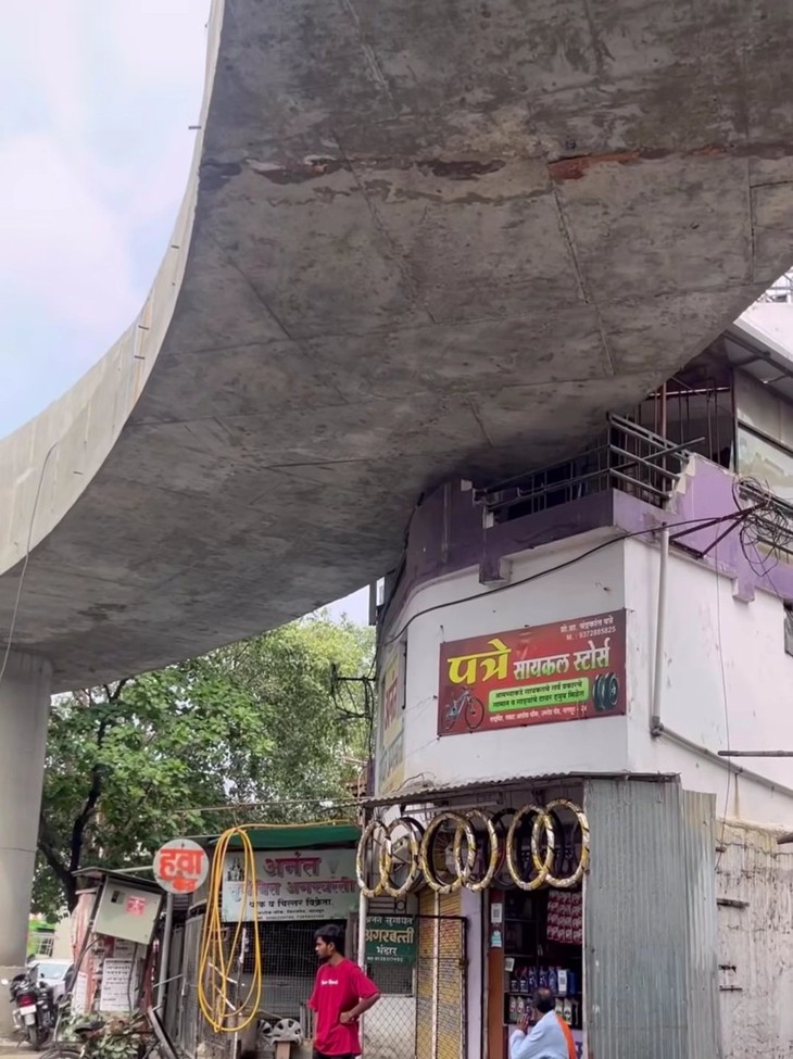 Cầu vượt gác lên nhà dân và sự thật đằng sau - Ảnh 1.