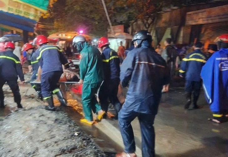 2 bà cháu bị cây lớn bật gốc đè trúng giữa trời mưa tại TP.HCM - Ảnh 2.