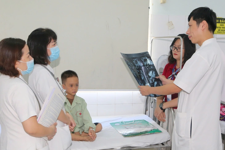 Cứu sống bé trai 6 tuổi mắc dị dạng mạch máu phổi hiếm gặp - Ảnh 1.