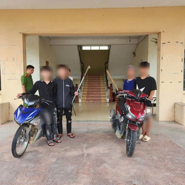 Bốn thanh niên truy đuổi đánh người và gây tai nạn làm bé 6 tuổi tử vong thương tâm - Ảnh 1.