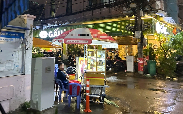 Phát nón bảo hiểm cho người đi đường in thông tin cờ bạc online: Quảng cáo bẩn, trắng trợn - Ảnh 4.