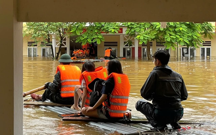 Lũ quét phá thủng tường, điểm trường mầm non tan hoang - Ảnh 2.