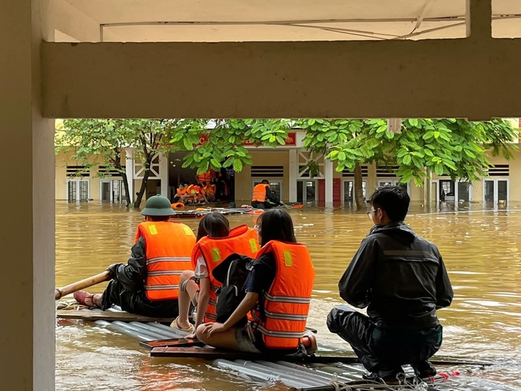 Lũ tràn vào trường, dùng bè đưa gần 200 học sinh về trụ sở công an xã tránh lũ - Ảnh 1.