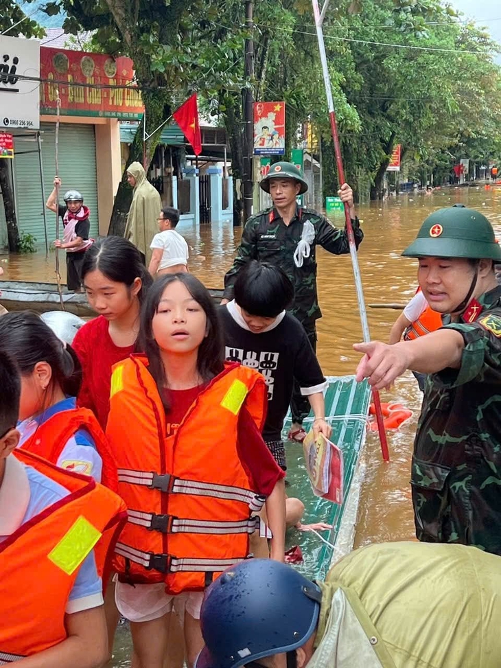 Lũ tràn vào trường, dùng bè đưa gần 200 học sinh về trụ sở công an xã tránh lũ - Ảnh 2.