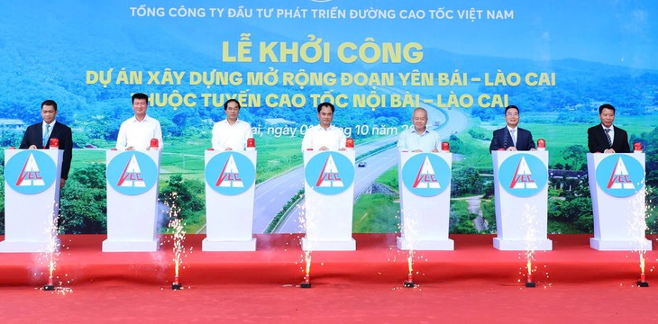 Khởi công dự án mở rộng cao tốc Nội Bài - Lào Cai - Ảnh 1.