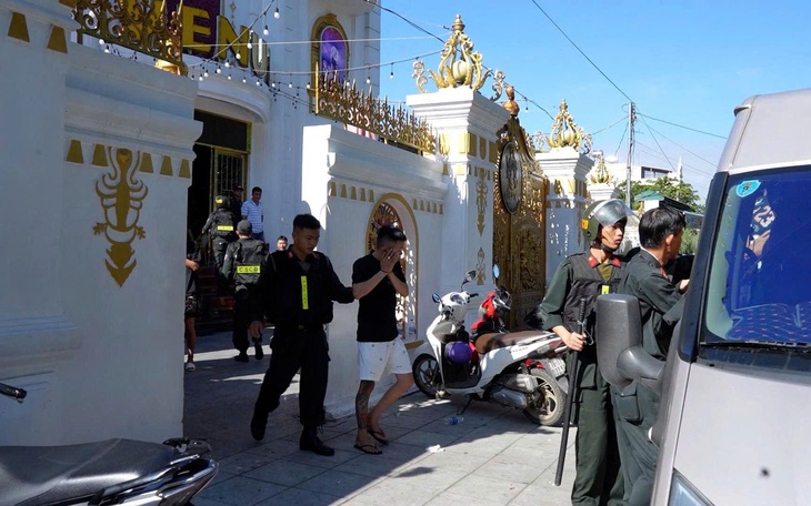 Bắt giữ người Lào vận chuyển hơn 12.000 viên ma túy ở khu vực biên giới Quảng Ngãi - Ảnh 3.