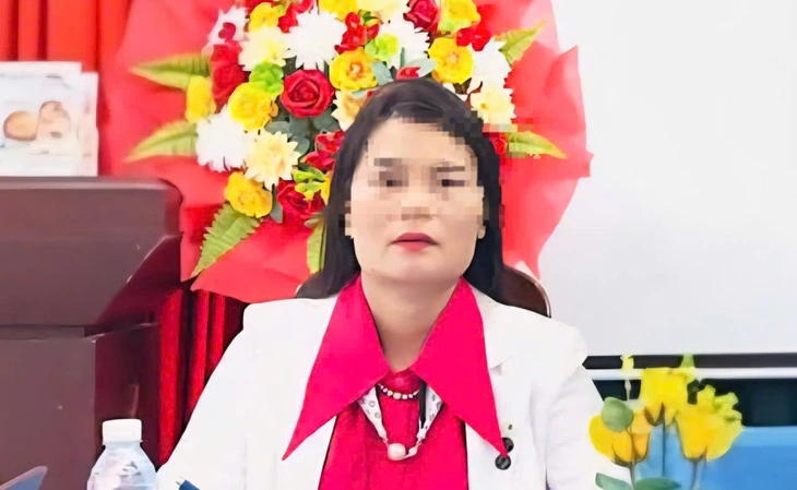 Nữ hiệu phó liên quan vụ 40 học sinh ngộ độc từng chiếm giữ điện thoại của người khác - Ảnh 1.