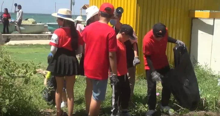 Chung tay góp phần làm sạch bãi biển Mũi Né - Ảnh 1.