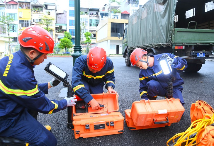 Cảnh sát cứu hộ cứu nạncử lực lượng lên Tuyên Quang, tìm kiếm 4 nạn nhân mất tích do sạt lở - Ảnh 2.