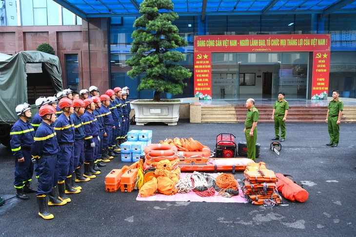Cảnh sát cứu hộ cứu nạncử lực lượng lên Tuyên Quang, tìm kiếm 4 nạn nhân mất tích do sạt lở - Ảnh 1.