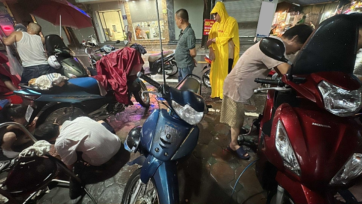 Sửa xe chết máy ngày mưa bão: Có nơi ép phải sửa đủ combo, xe tay ga có thể tốn tới cả triệu đồng - Ảnh 5.
