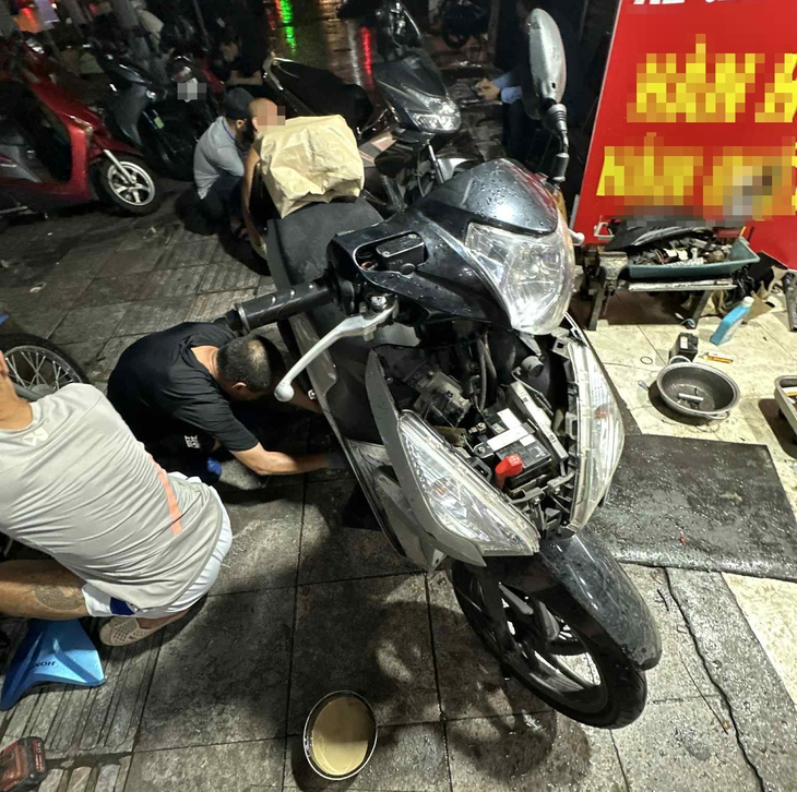 Sửa xe chết máy ngày mưa bão: Có nơi ép phải sửa đủ combo, xe tay ga có thể tốn tới cả triệu đồng - Ảnh 3.