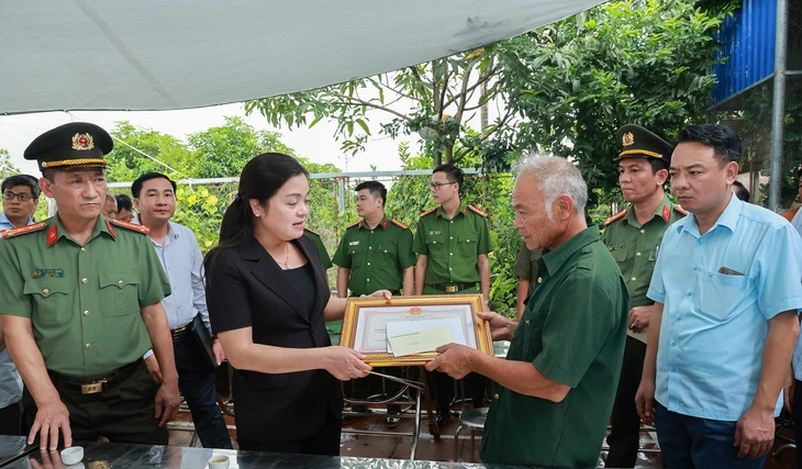 Quên mình cứu 3 cháu nhỏ đuối nước, tổ trưởng an ninh cơ sở bị lũ cuốn tử vong - Ảnh 1.