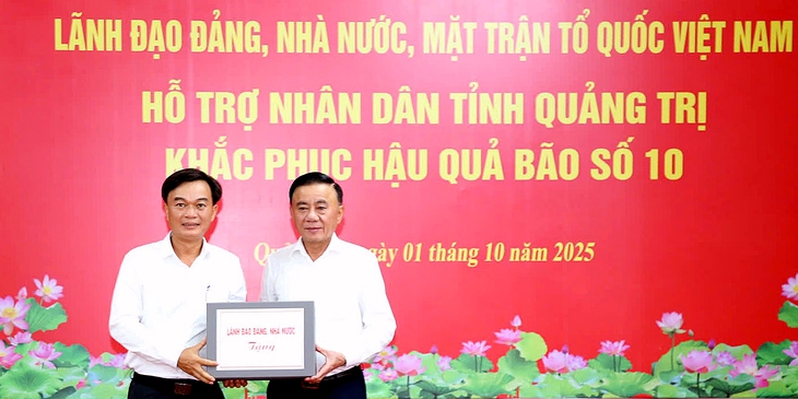 Thường trực Ban Bí thư Trần Cẩm Tú thăm, chia sẻ khó khăn với tỉnh Quảng Trị sau bão số 10 - Ảnh 1.
