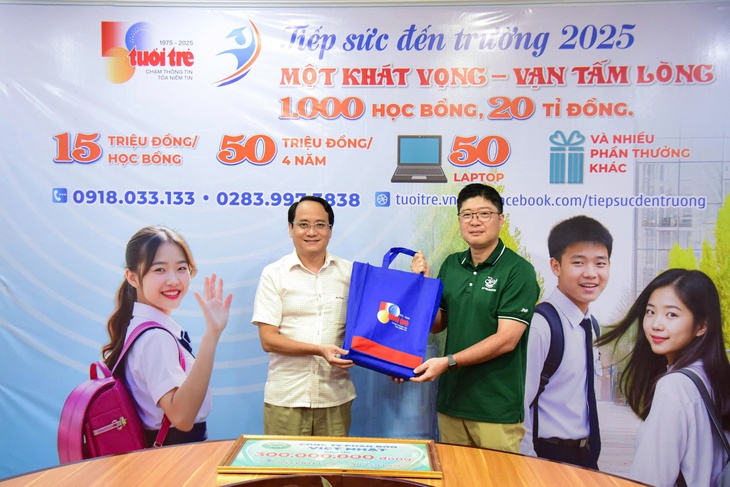 Công ty phân bón Việt Nhật trao Tuổi Trẻ 300 triệu Tiếp sức đến trường: Tân sinh viên, đừng bỏ cuộc! - Ảnh 3.