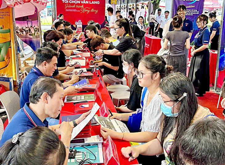 12 đại học Việt Nam doanh thu nghìn tỉ: Học phí chiếm gần hết, nghiên cứu 'lép vế' - Ảnh 2.