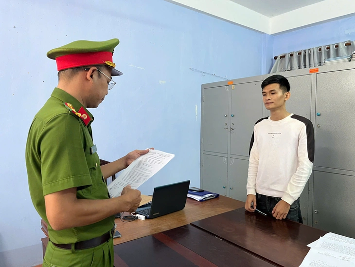 Khởi tố thanh niên xăm trổ hành hung phụ nữ mang thai ở tiệm tạp hóa - Ảnh 1. xăm trổ - Ảnh 1.