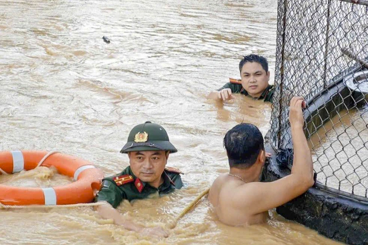 Phó trưởng công an xã lặn xuống nước lũ, phá khóa cổng, cứu hai mẹ con mắc kẹt trên mái nhà - Ảnh 2. Phó trưởng công an xã lặn xuống dòng nước lũ, phá khóa cổng, cứu hai mẹ con mắc kẹt - Ảnh 4.