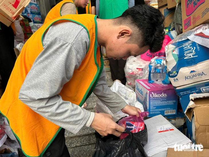 Người dân TP.HCM nườm nượp gửi quà cho vùng lũ, người đến trao quà trở thành tình nguyện viên - Ảnh 6.
