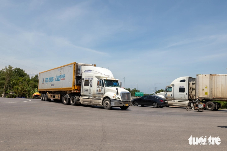 Lắp cọc tiêu mềm tại nút giao cao tốc Cam Lộ - quốc lộ 9 sau phản ánh của Tuổi Trẻ - Ảnh 3.