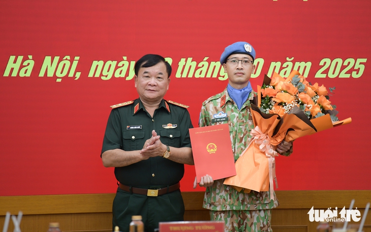Bộ Quốc phòng trao quyết định của Chủ tịch nước cho sĩ quan làm nhiệm vụ gìn giữ hòa bình - Ảnh 1.