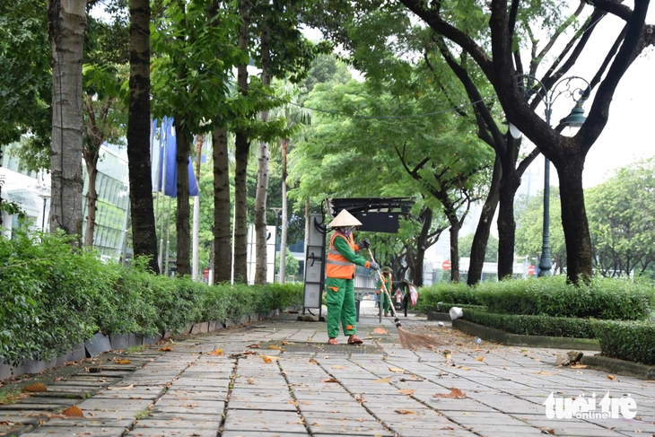 Ngày đầu thi công làn đường ưu tiên cho xe đạp trên đường Mai Chí Thọ - Ảnh 2. xe đạp - Ảnh 2.