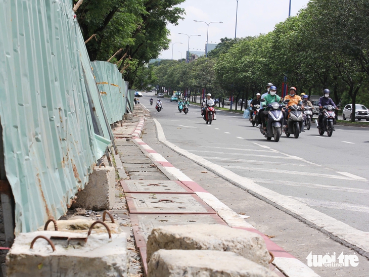 Ngày đầu thi công làn đường ưu tiên cho xe đạp trên đường Mai Chí Thọ - Ảnh 8. xe đạp - Ảnh 8.