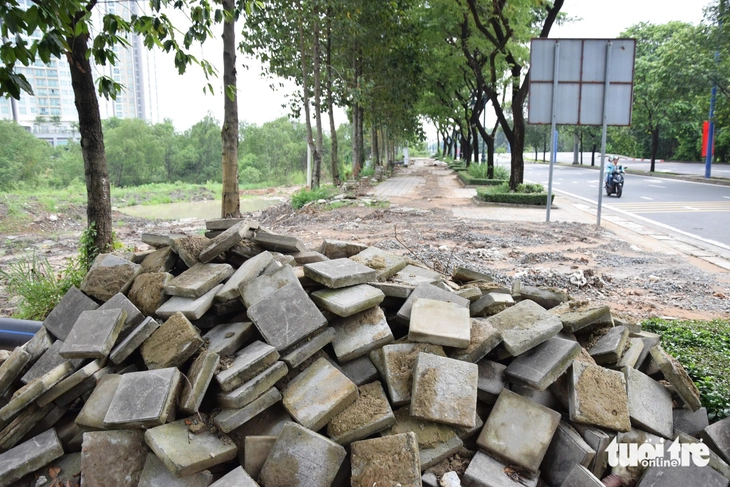 Ngày đầu thi công làn đường ưu tiên cho xe đạp trên đường Mai Chí Thọ - Ảnh 7. Thi công làn đường ưu tiên cho xe đạp trên đường Mai Chí Thọ - Ảnh 7.
