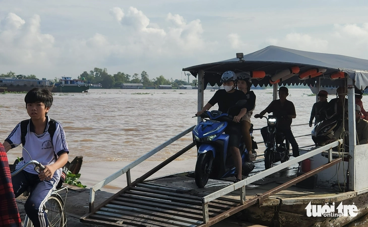 Mở lại phà Ô Môi sau nhiều tháng đóng cửa - Ảnh 2.