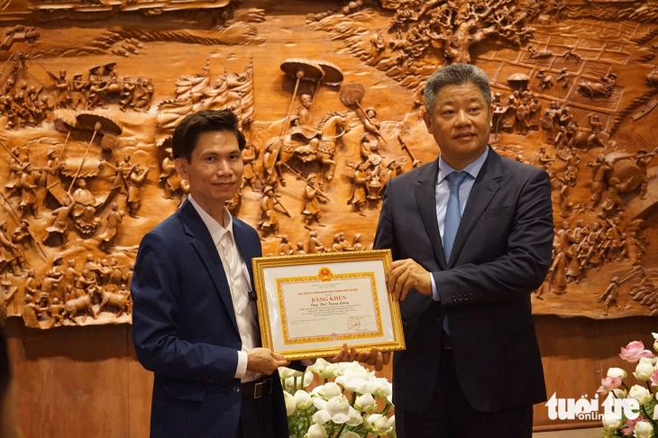 Có gì đặc biệt ở bức tranh gỗ ‘Vinh quy bái tổ’ mà Hà Nội quyết định tặng cho Văn Miếu Quốc Tử Giám? - Ảnh 1. Có gì đặc biệt ở bức tranh gỗ ‘Vinh quy bái tổ’ mà Hà Nội mua tặng Văn Miếu Quốc Tử Giám? - Ảnh 1.