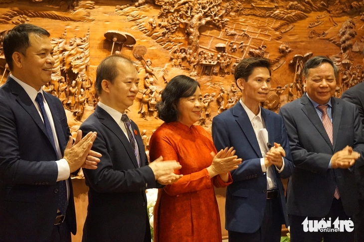 Có gì đặc biệt ở bức tranh gỗ ‘Vinh quy bái tổ’ mà Hà Nội quyết định tặng cho Văn Miếu Quốc Tử Giám? - Ảnh 2. Có gì đặc biệt ở bức tranh gỗ ‘Vinh quy bái tổ’ mà Hà Nội mua tặng Văn Miếu Quốc Tử Giám? - Ảnh 2.