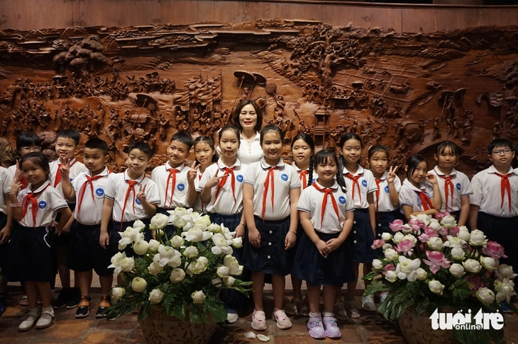Có gì đặc biệt ở bức tranh gỗ ‘Vinh quy bái tổ’ mà Hà Nội quyết định tặng cho Văn Miếu Quốc Tử Giám? - Ảnh 3. Vinh quy bái tổ - Ảnh 3.