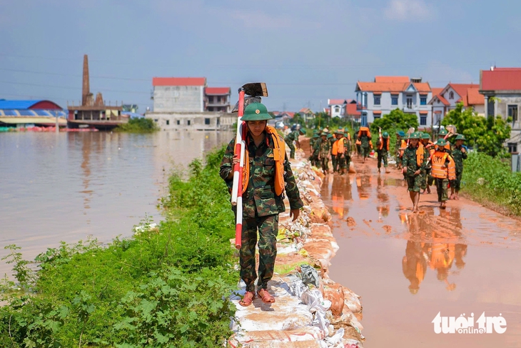 Chiếc áo phao vững chãi của Tổ quốc trong cơn lũ dữ - Ảnh 1. Lũ về, giữa hoạn nạn thấu hiểu thêm tình cảm đồng bào - Ảnh 1.