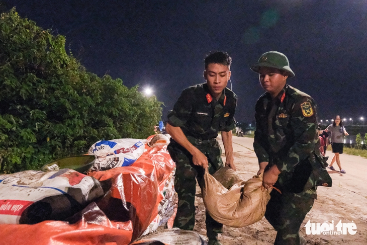 Chiếc áo phao vững chãi của Tổ quốc trong cơn lũ dữ - Ảnh 3. Lũ về, giữa hoạn nạn thấu hiểu thêm tình cảm đồng bào - Ảnh 2.