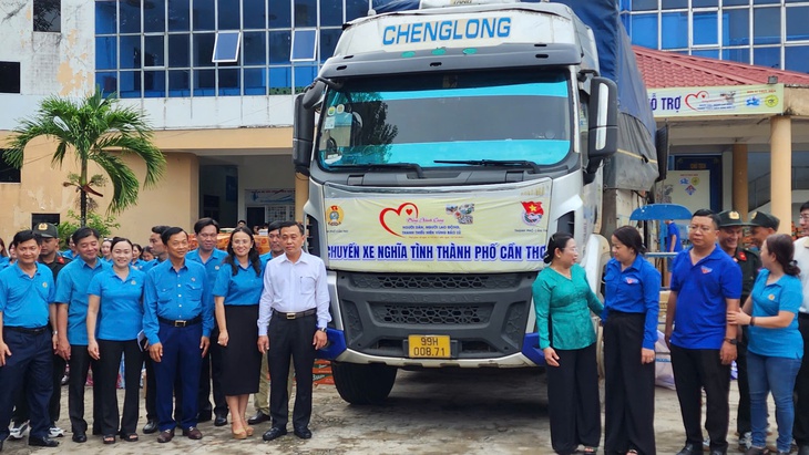 Chuyến xe nghĩa tình của người dân Cần Thơ lăn bánh tới đồng bào bị ảnh hưởng bão lũ - Ảnh 1.