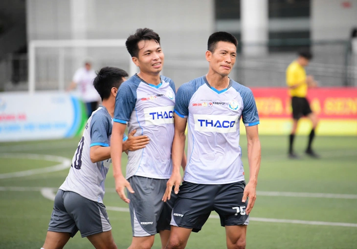 Một đội giành vé đi tiếp ngay ngày ra quân vòng loại khu vực phía Nam - Ảnh 1.