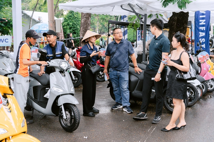 Reuters: 'Ngai vàng' Honda lung lay trước làn sóng xe máy điện ở Việt Nam - Ảnh 2.