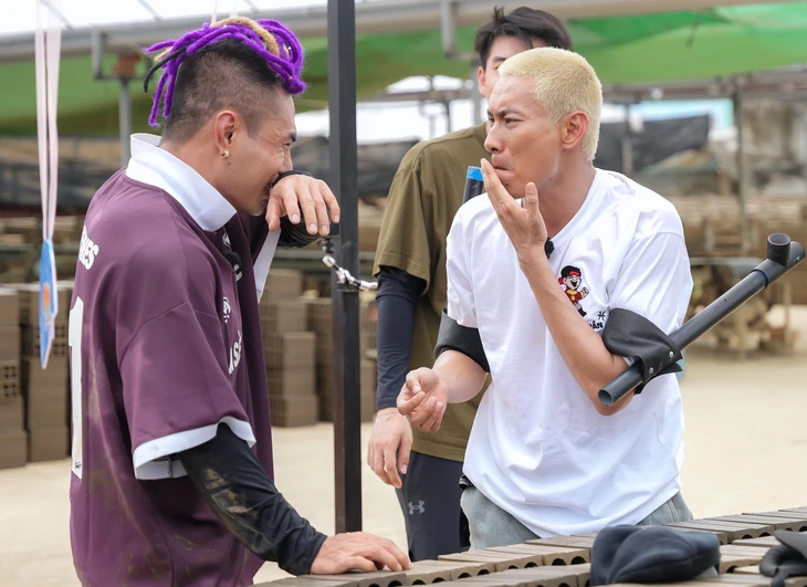 Lê Dương Bảo Lâm đổ máu trong 2 ngày 1 đêm: chơi game show sao cho vui, an toàn? - Ảnh 1. Lê Dương Bảo Lâm đổ máu trong 2 ngày 1 đêm: Chơi game show sao cho vui, an toàn? - Ảnh 1.