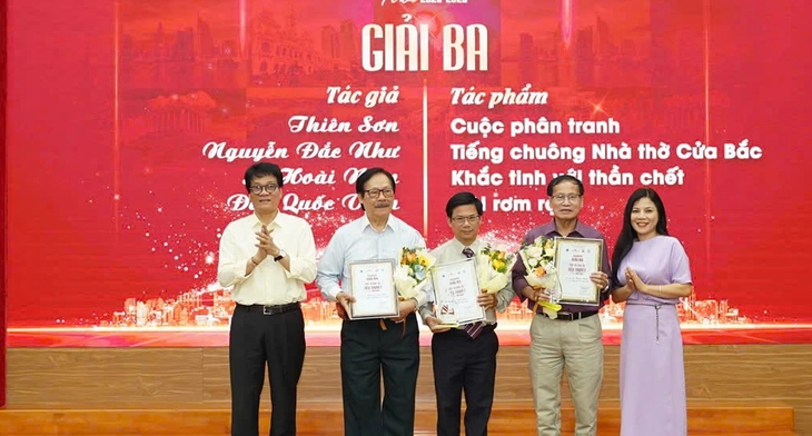Không có giải nhất, vẫn tin tưởng ‘tương lai tươi tốt của tiểu thuyết Việt Nam’ - Ảnh 2.