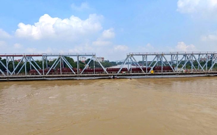 Nước lũ dâng, ngành đường sắt đưa trở lại 2 đoàn tàu đá chống trôi cầu đường sắt trăm tuổi - Ảnh 4.