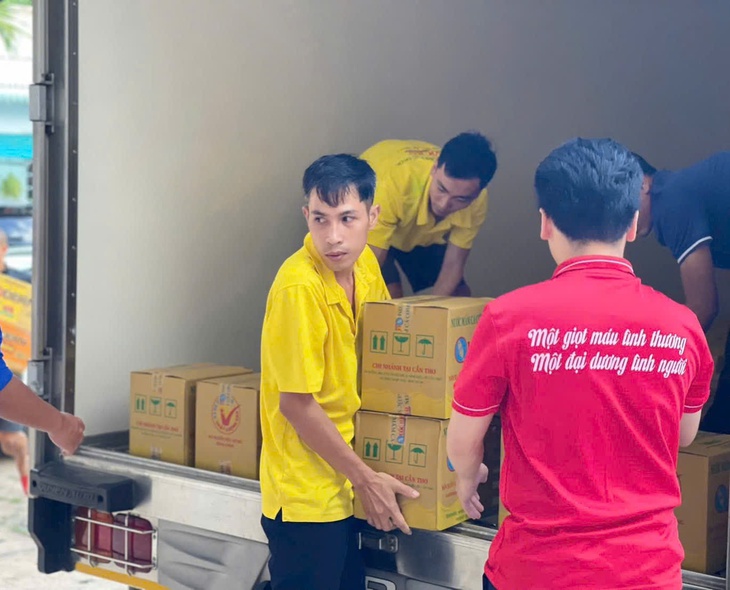 Chuyến xe nghĩa tình của người dân Cần Thơ lăn bánh tới đồng bào bị ảnh hưởng bão lũ - Ảnh 4.