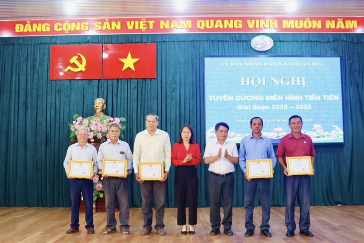 Người dân Nhuận Đức TP.HCM hiến đất vườn, ruộng… để mở rộng đường - Ảnh 1.