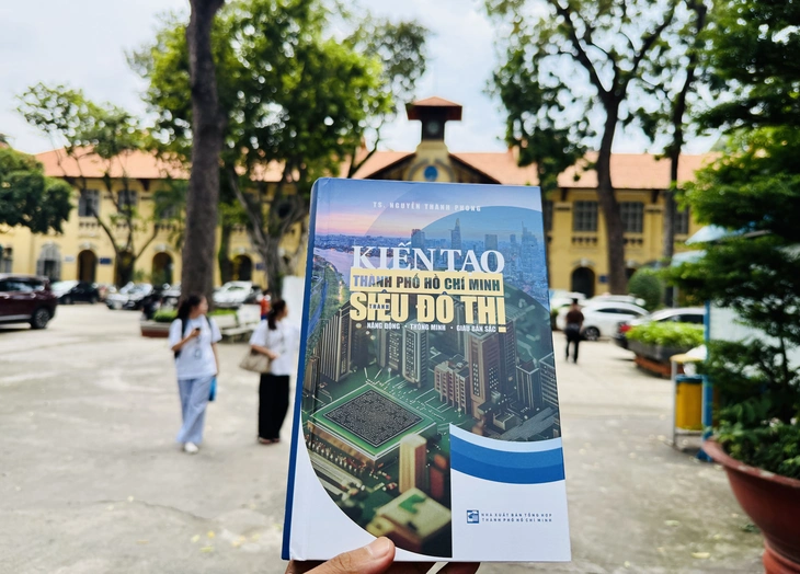 Ông Nguyễn Thành Phong viết sách về ý tưởng phát triển siêu đô thị TP.HCM- Ảnh 1. Ông Nguyễn Thành Phong viết sách về ý tưởng phát triển siêu đô thị TP.HCM - Ảnh 1.