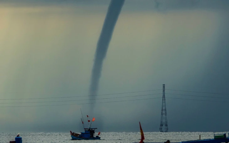 Dông lốc dữ dội làm ảnh hưởng 5 căn nhà của người dân ở An Giang - Ảnh 2.