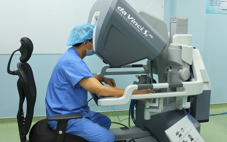 Lần đầu tại Việt Nam mổ robot điều trị cho bệnh nhân bệnh phổi hiếm gặp - Ảnh 1.