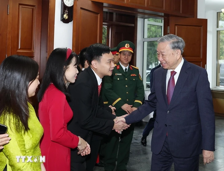 Tổng Bí thư Tô Lâm thăm đại sứ quán, khánh thành tượng Bác Hồ tại Triều Tiên - Ảnh 2.