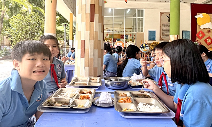 Chuẩn dinh dưỡng học đường để thế hệ trẻ Việt Nam khỏe mạnh - Ảnh 2. bữa ăn học đường - Ảnh 2.