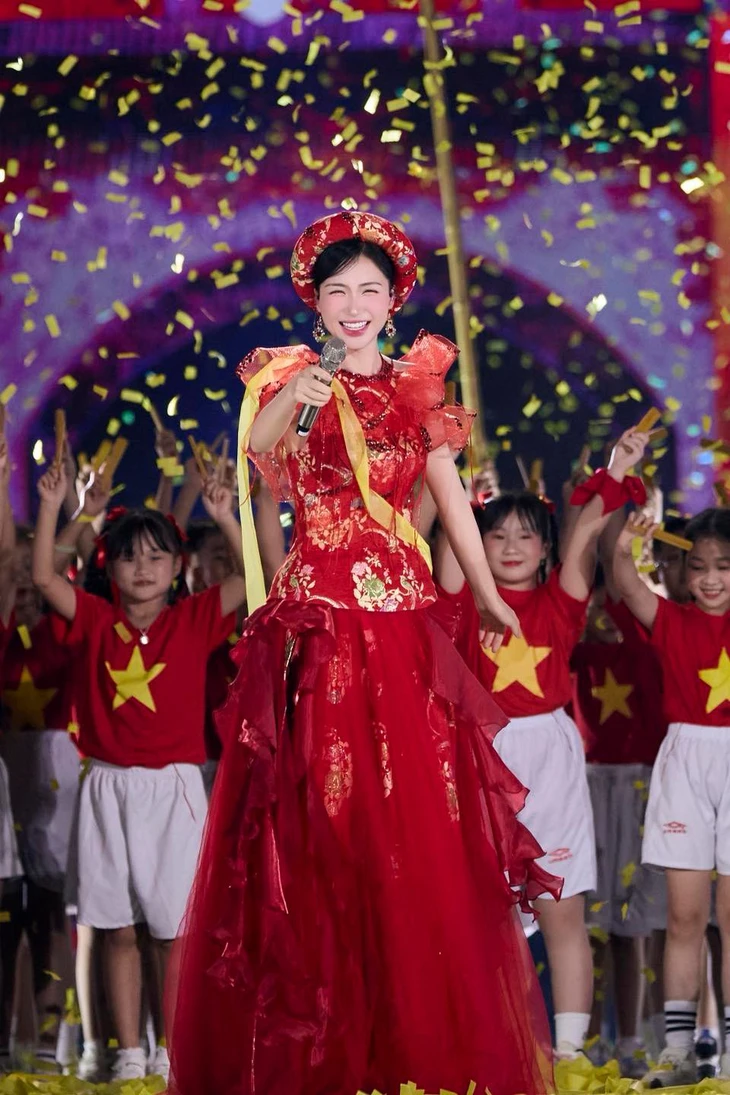Hòa Minzy nhận giải thưởng Thanh niên sống đẹp - Ảnh 3.
